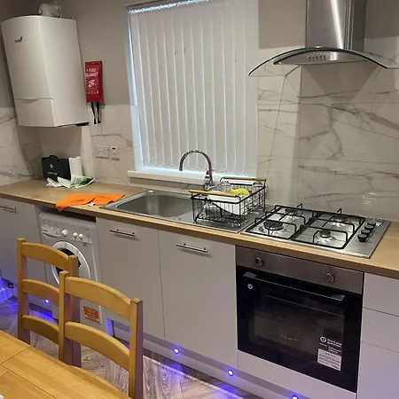 3 Bed House - Sleeps 5 - Parking - Wifi *