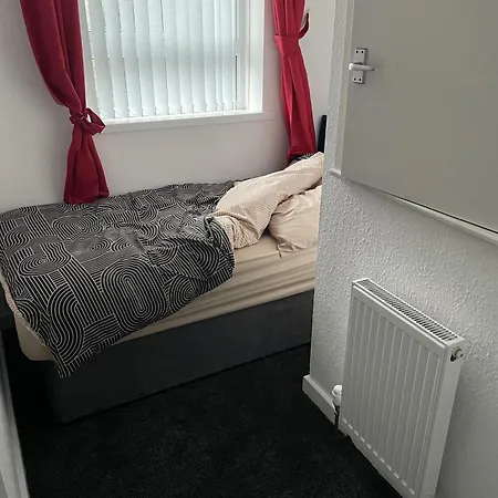 3 Bed House - Sleeps 5 - Parking - Wifi * Bradford (West Yorkshire)