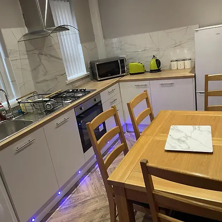 3 Bed House - Sleeps 5 - Parking - Wifi