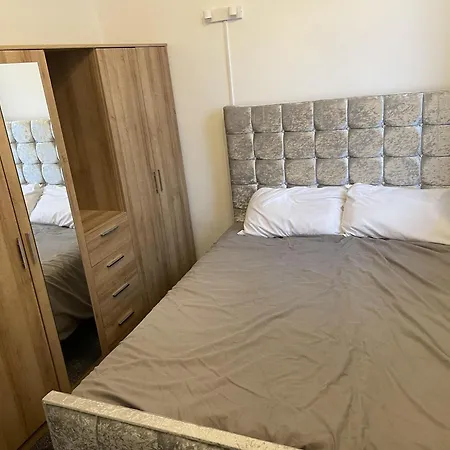 Holiday home 3 Bed House - Sleeps 5 - Parking - Wifi