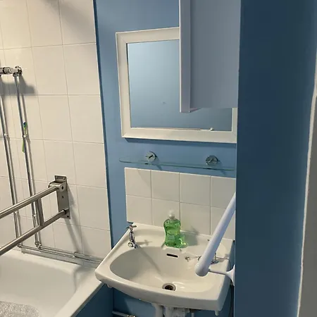 3 Bed House - Sleeps 5 - Parking - Wifi Holiday home *