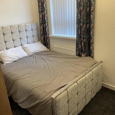 Holiday home 3 Bed House - Sleeps 5 - Parking - Wifi Bradford (West Yorkshire)