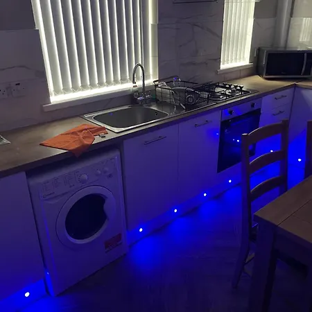 3 Bed House - Sleeps 5 - Parking - Wifi Holiday home