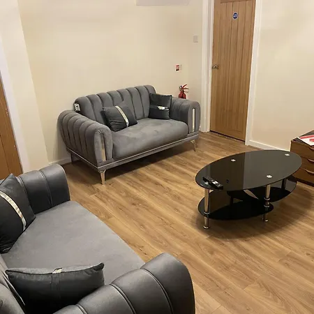 3 Bed House - Sleeps 5 - Parking - Wifi Holiday home Bradford (West Yorkshire)