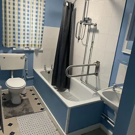 3 Bed House - Sleeps 5 - Parking - Wifi *
