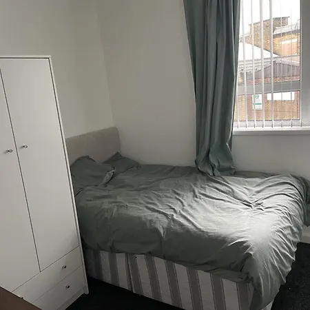 3 Bed House - Sleeps 5 - Parking - Wifi * Bradford (West Yorkshire)