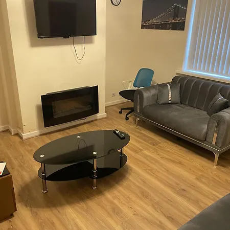 Holiday home 3 Bed House - Sleeps 5 - Parking - Wifi Bradford (West Yorkshire)